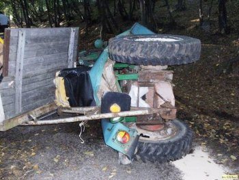 Mladík otočil traktor na bok, spolujezdec zraněn