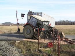 Nehoda vlaku s traktorem na Klatovsku