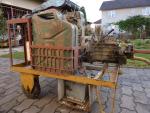 Stabilní motor ze Škody 1203 s převodovkou.