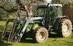 Traktor Deutz-Fahr s čelním nakladačem