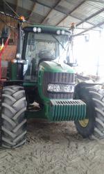 Kolový traktor John Deere