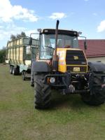 Traktor JCB Fastrac + senážní vůz Krone